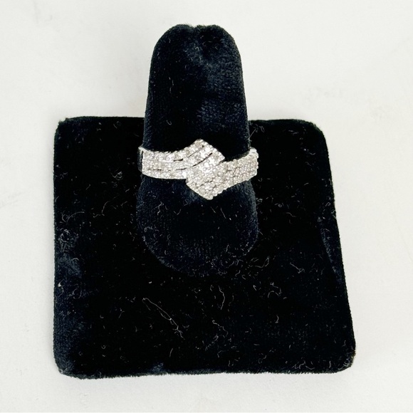 Round Cubics Bypass Ring in Sterling Silver Fashion Costume - Picture 3 of 11